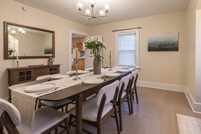 Building Photo - Quaint 4 bedroom Erie Home with Central Air & Garage Parking (Month to Month available)