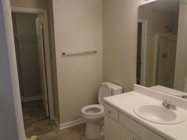 Building Photo - Updated move in ready 2 bedroom!