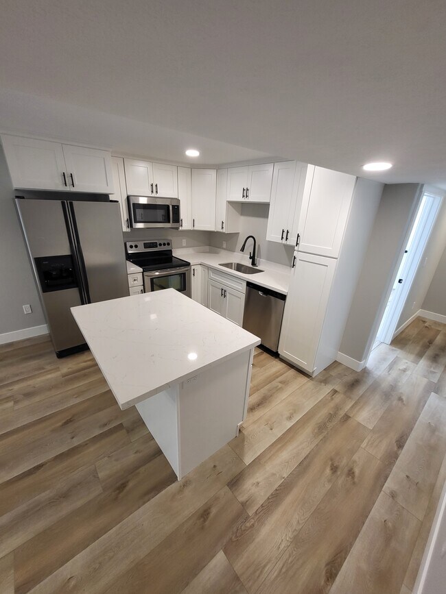Fully Equipped Kitchen. Kenmore Fridge and Freezer, Frigidaire Electric Stove, Microwave, Dishwasher - 1307 N 60 W