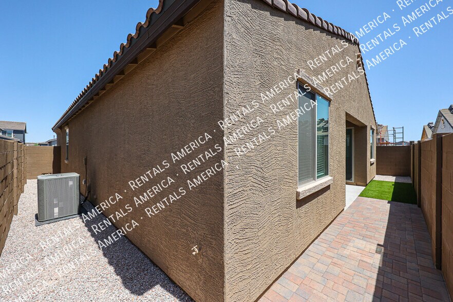 Building Photo - 9429 E Spiral Ave