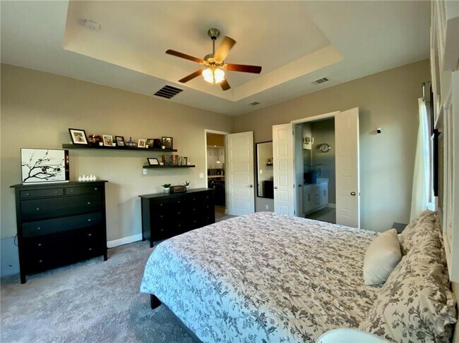 Building Photo - 402 Parkwest Cove