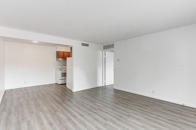 Building Photo - Charming Upstairs Unit with Prime Location...