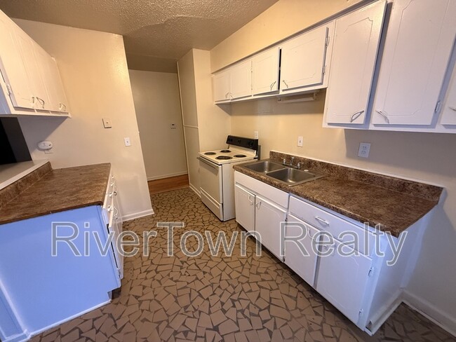 Building Photo - 5176 Sea Shore Rd