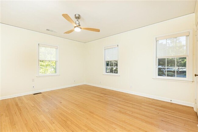 Building Photo - 200 W Paces Ferry Rd NW