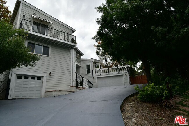 Building Photo - 19555 Oxnard St