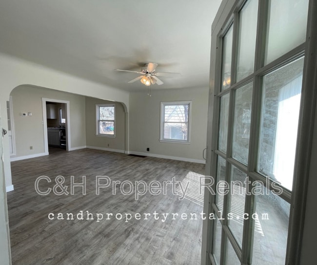 Primary Photo - 611 Grand Ave