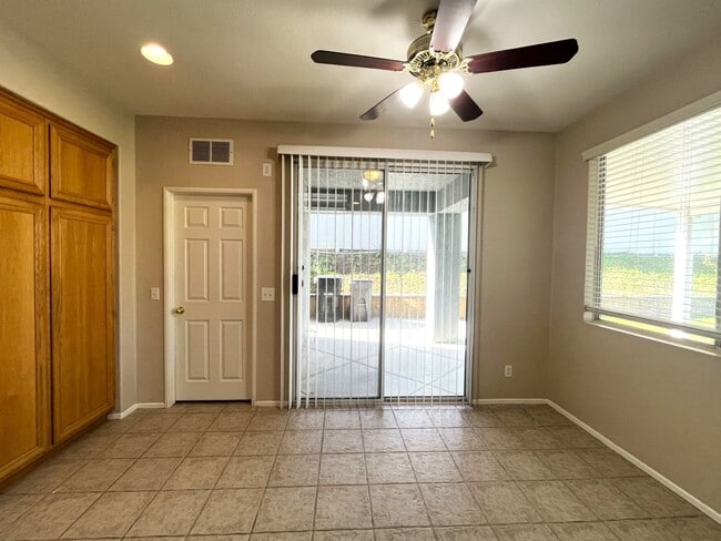 Building Photo - 5 bed, 3 bath located in Corona CA!