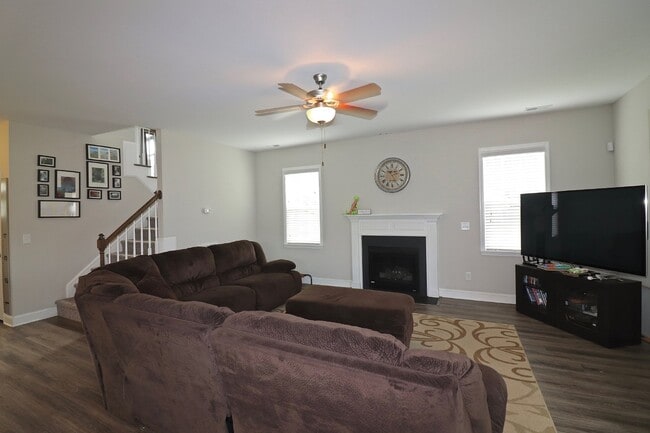 Building Photo - "Spacious 4-Bedroom Gem with 3.5 Baths and...