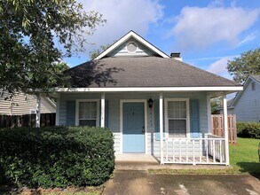 Building Photo - Great Bungalow in 28409! 2 Bed / 2 Bath