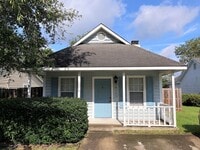 Building Photo - Great Bungalow in 28409! 2 Bed / 2 Bath