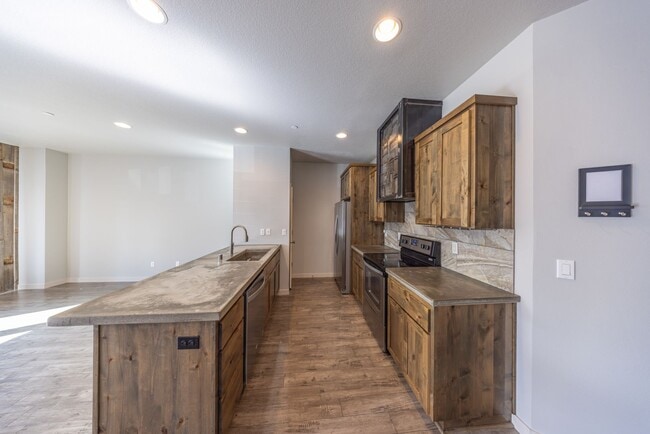 Building Photo - 3 bedroom home in Ridgefield w/ AC - Built...