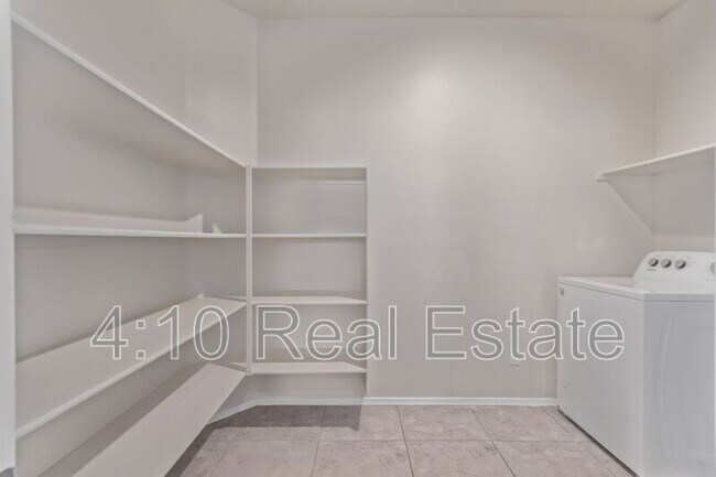 Building Photo - 2403 E Alida Trail