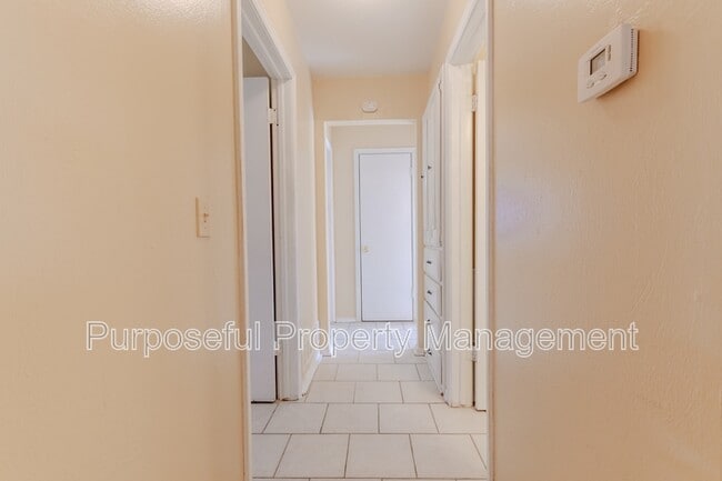 Building Photo - 809 Meadowgreen Dr