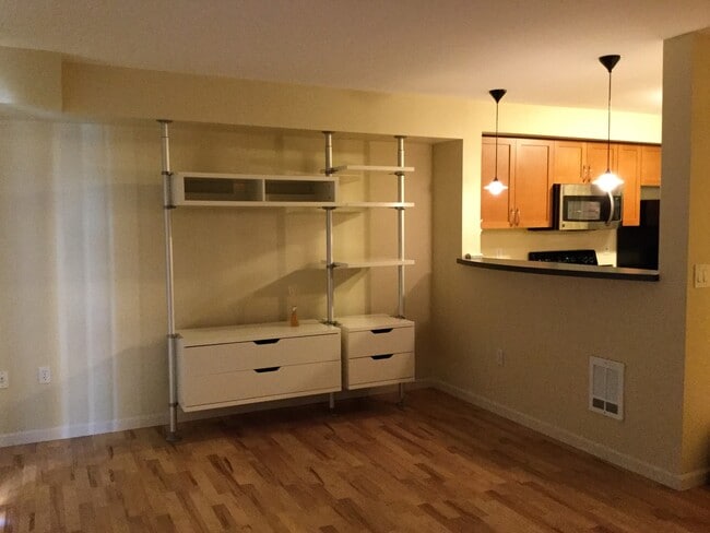 Building Photo - Beautiful Unit in Downtown Bellevue!