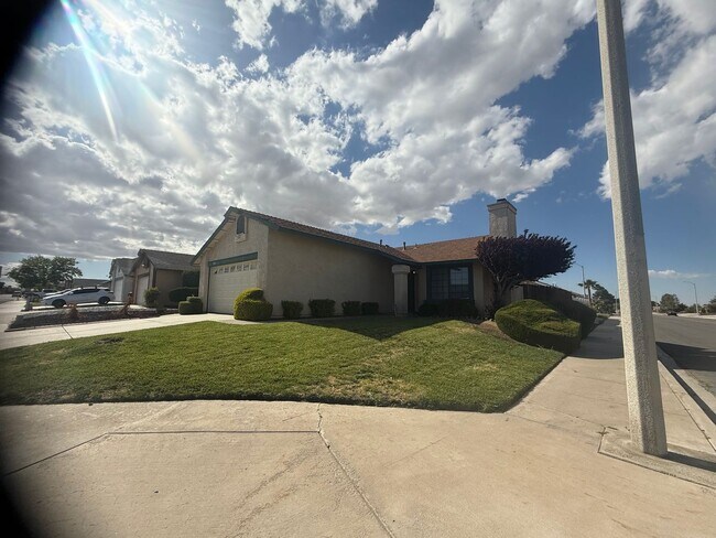Building Photo - Victorville Home- Nice 2 Bedroom, 2 Bathro...