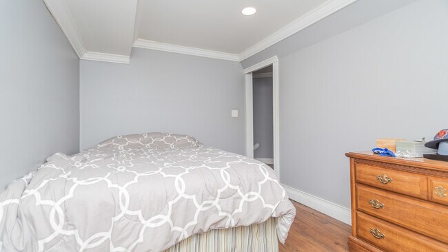 Building Photo - 5006 N Wolcott Ave