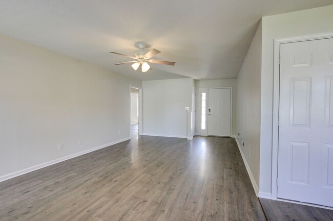 Building Photo - Sweet 3 bed 2 bath. Updated