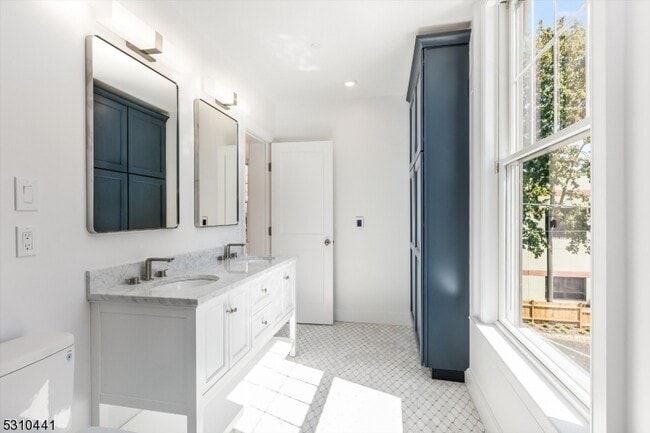 Building Photo - 63 Park St