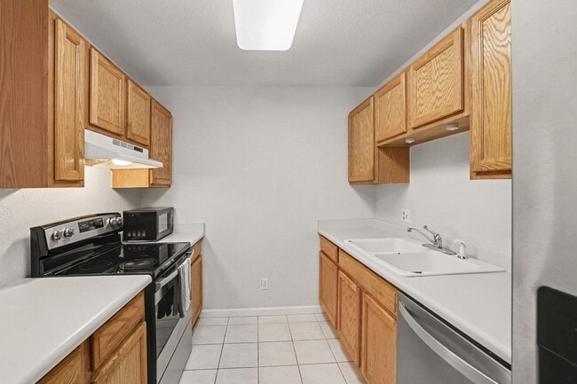 Building Photo - 13085 W Cedar Dr