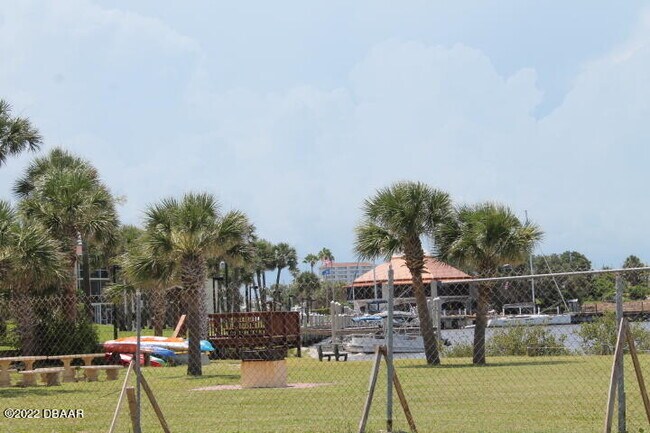 Building Photo - 719 S Beach St