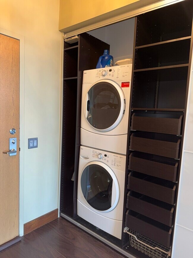 Building Photo - 320 E 21st St