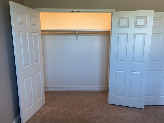 Building Photo - 606 W 1st St