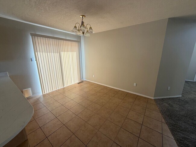 Building Photo - Spacious 3-Bedroom