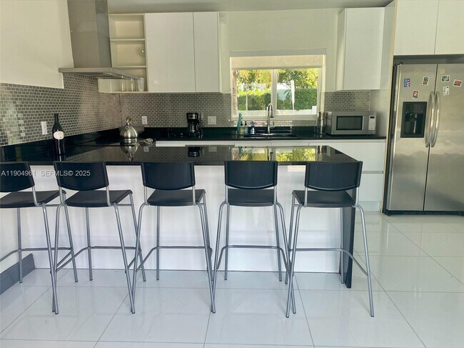 Building Photo - 12388 N Bayshore Dr