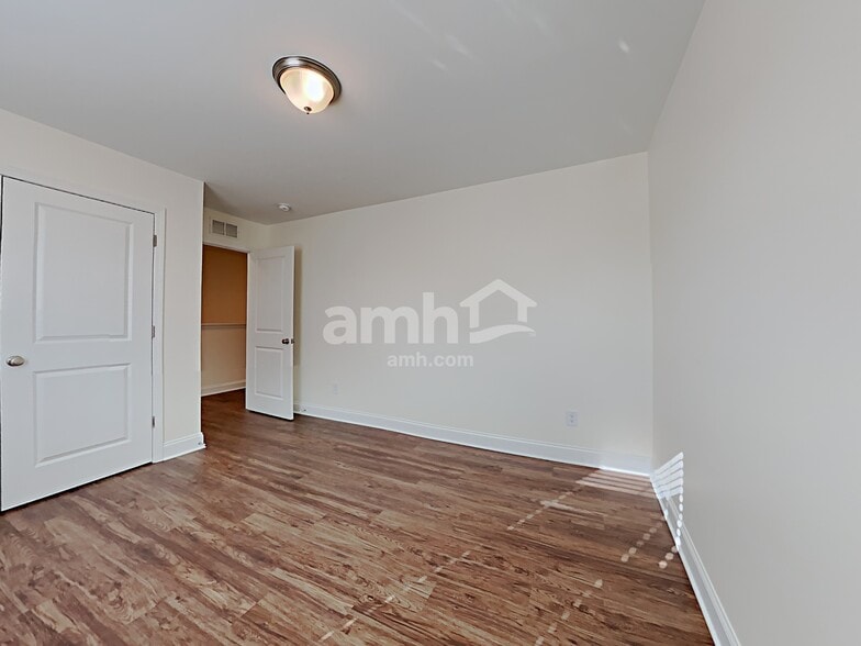 Building Photo - 160 Twin River Dr