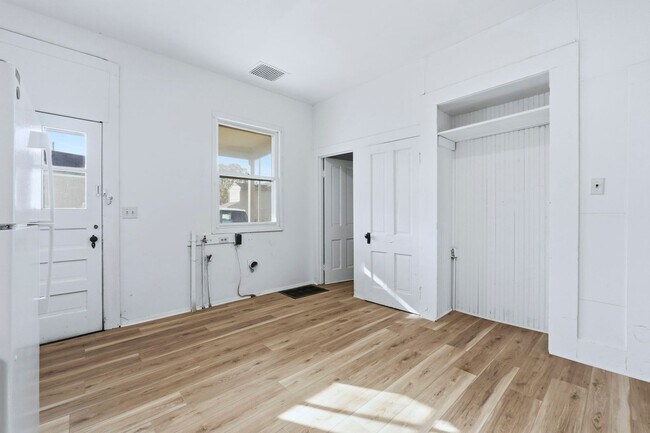 Building Photo - Newly Updated 3-Bedroom Home with Modern U...