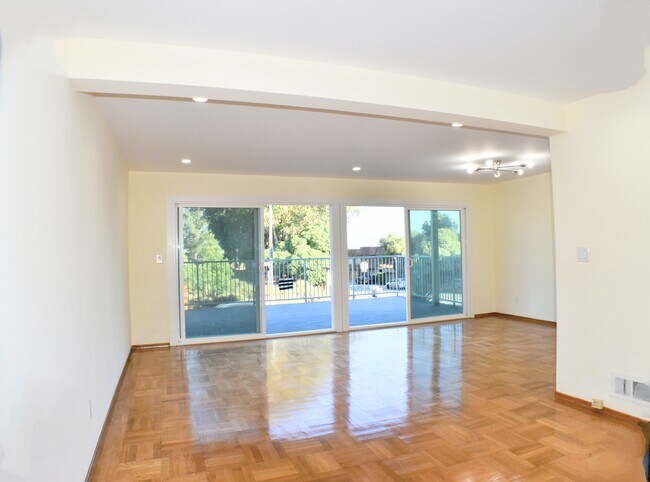 Building Photo - 286 Roosevelt Way