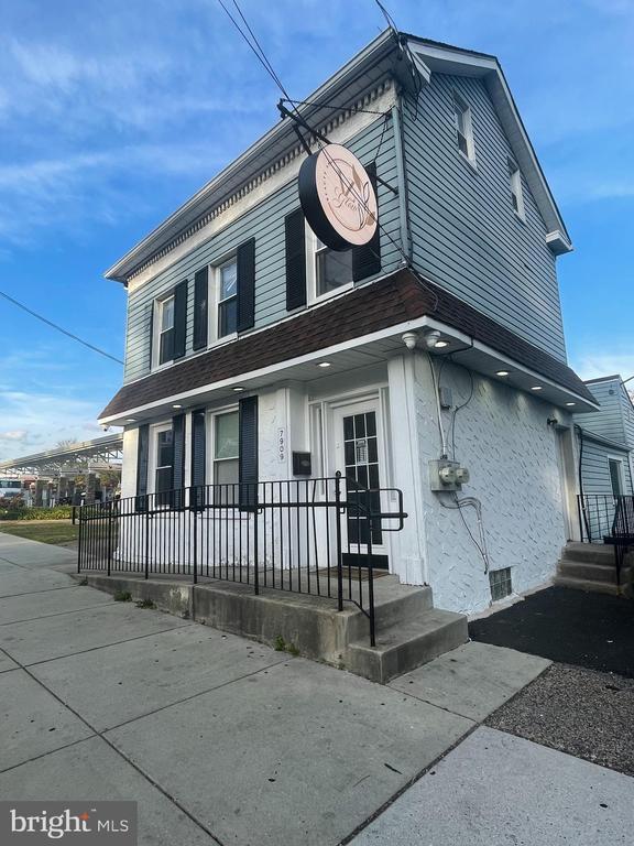 Building Photo - 7909 Oxford Ave