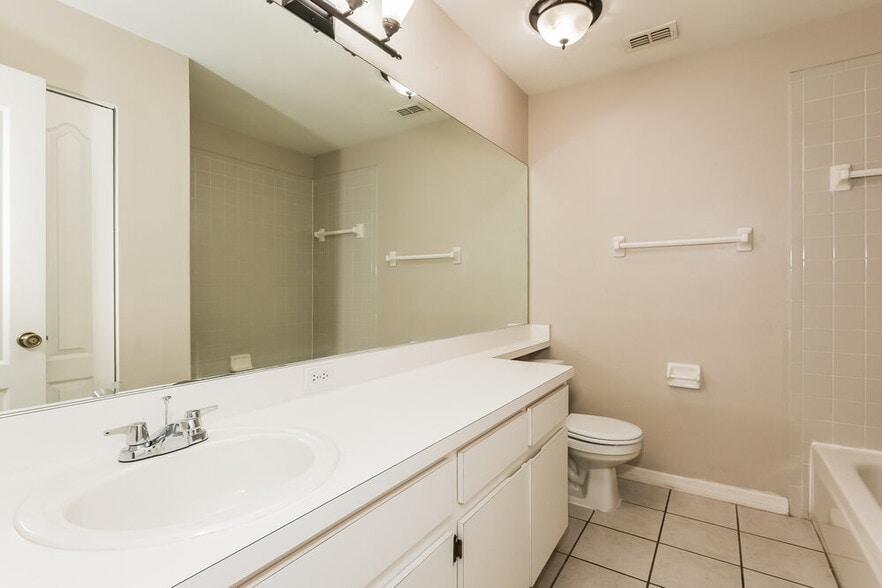 Building Photo - 656 Lakemont Dr