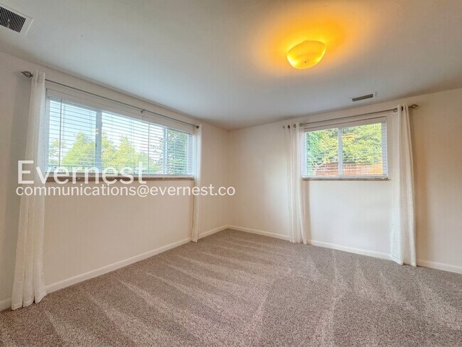 Building Photo - 4-Bed/2-Bath House Charming Home with Fenced Yard/ Available Now!