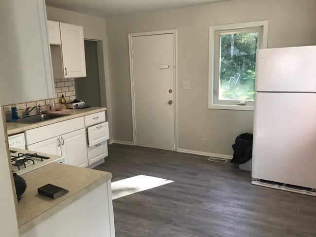 Building Photo - 2BR Updated Midtown Home - Available Now!