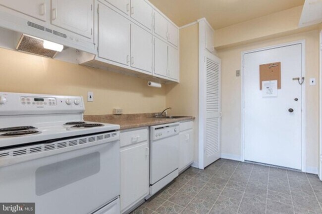 Building Photo - Spacious Tuscany/Canterbury 1bd/1ba Condo with W/D! Available 8/14