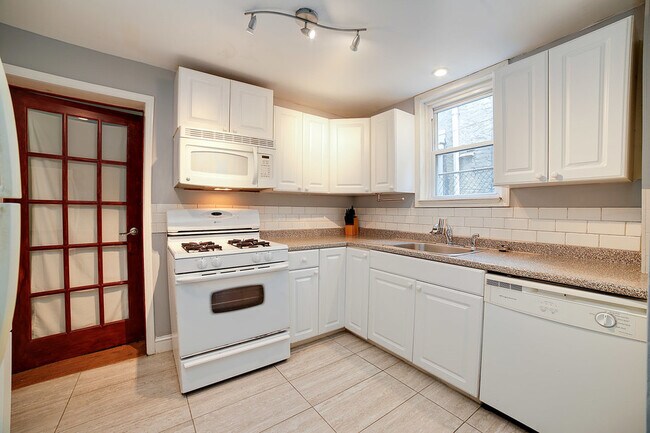 Building Photo - 1933 Montrose St