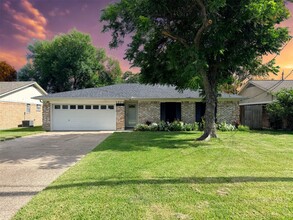 Building Photo - 205 W Vaughn Ln