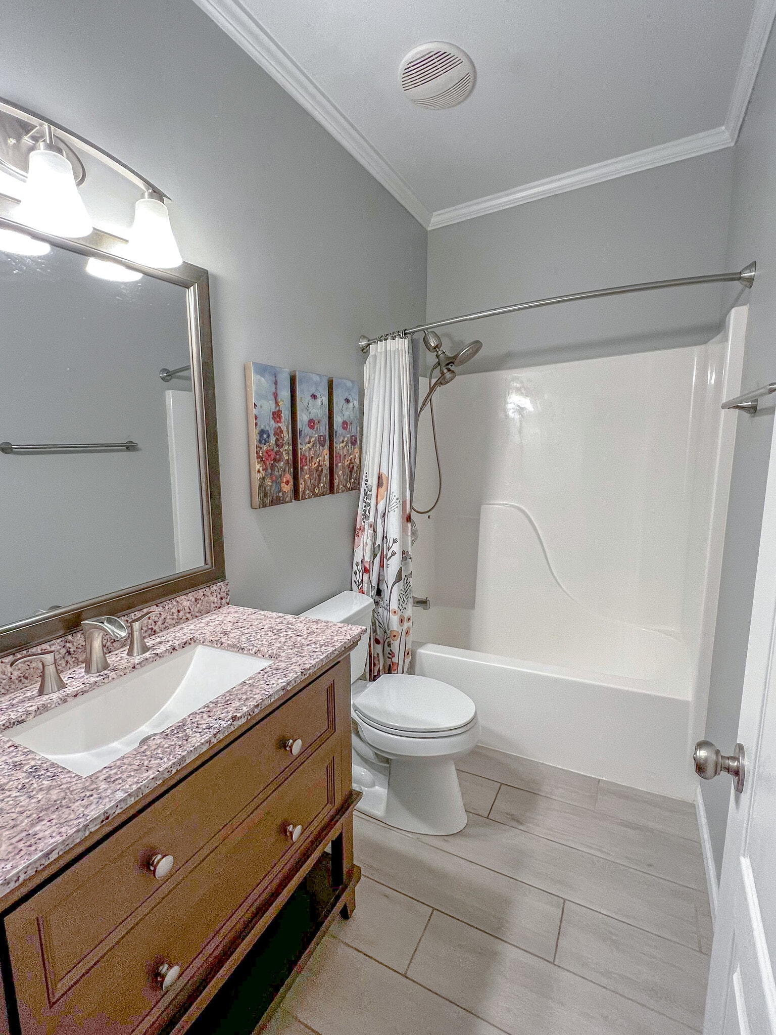 Bathroom #2 (in hallway between Bedroom #2 and #3) - 4001 W Baywood Dr