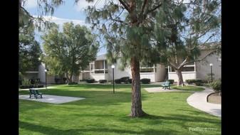 Building Photo - Stockdale Garden Villas