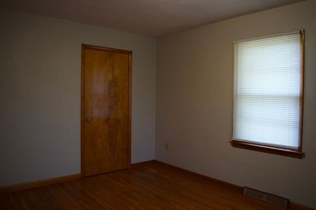 Building Photo - 3 Bedroom House Next To Columbia Regional Airport!