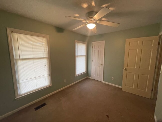 Building Photo - 3 bedroom 2 bathroom  house available now!  Bonus Room!