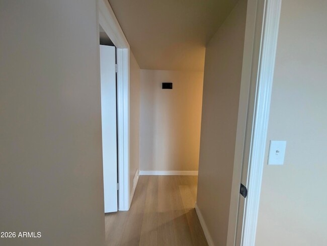 Building Photo - 533 W Guadalupe Rd