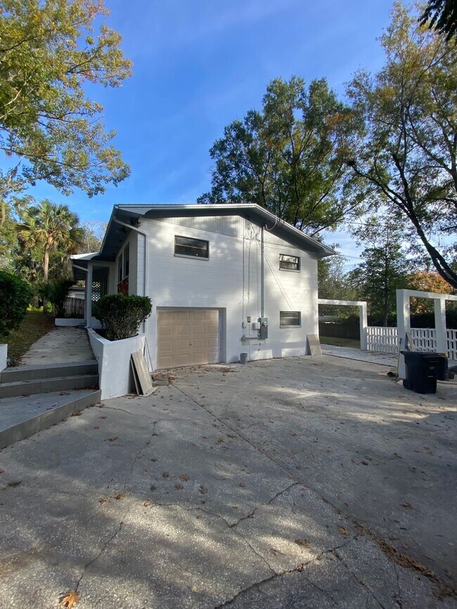 Building Photo - Fully renovated with new appliances, 5 bed...