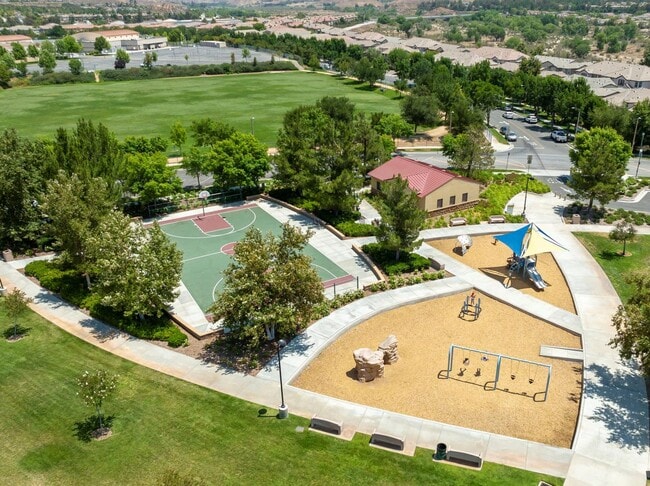 Building Photo - GORGEOUS 4+3 in Copperhill Area