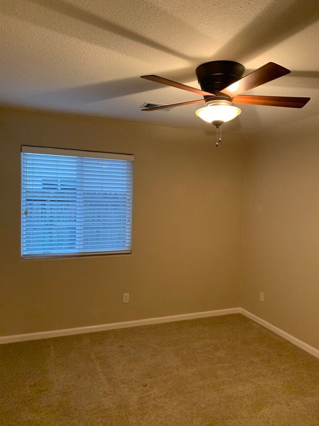 Building Photo - 3 Bedroom 2 Bath Home