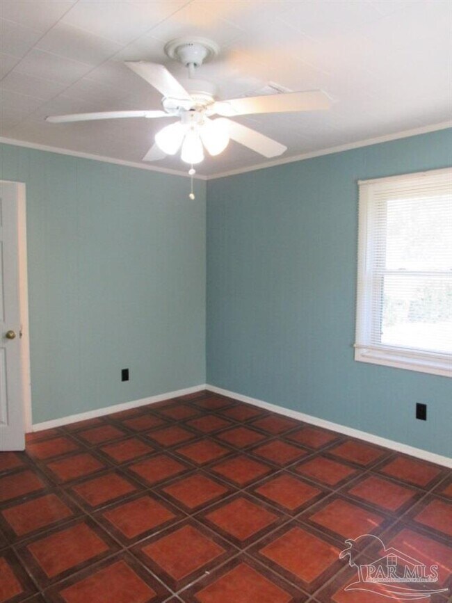 Building Photo - 6112 Hwy 95A N