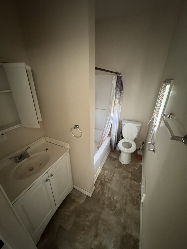 Building Photo - 905 5th Ave N