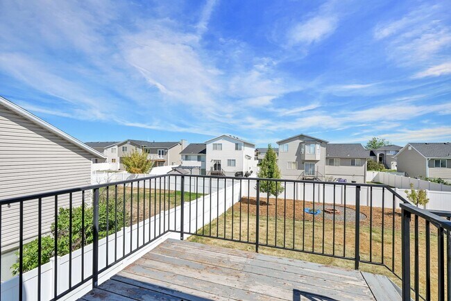 Building Photo - Beautifully Updated 4-Bedroom Home in Syracuse!