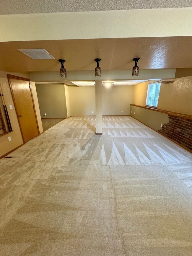 Building Photo - 5 Bedroom Home in Broadmoor Bluffs